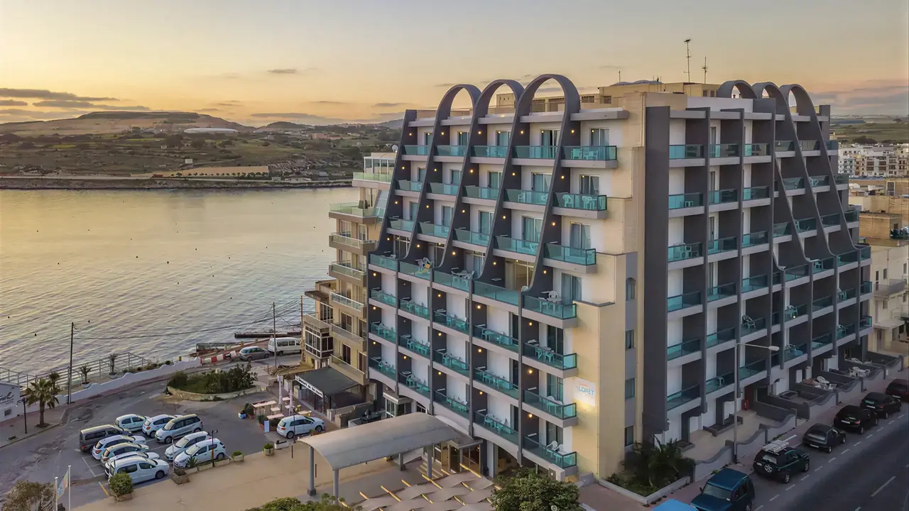 Widok na budynek AX Sunny Coast Resort & Spa nad brzegiem morza