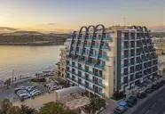 Widok na budynek AX Sunny Coast Resort & Spa nad brzegiem morza