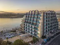 Widok na budynek AX Sunny Coast Resort & Spa nad brzegiem morza