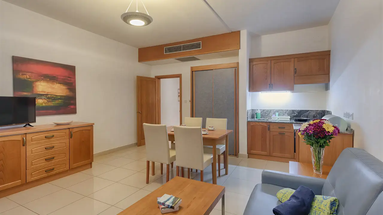 Wnętrze apartamentu w AX Sunny Coast Resort & Spa z aneksem kuchennym