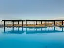 Basen z leżakami w AX Sunny Coast Resort & Spa