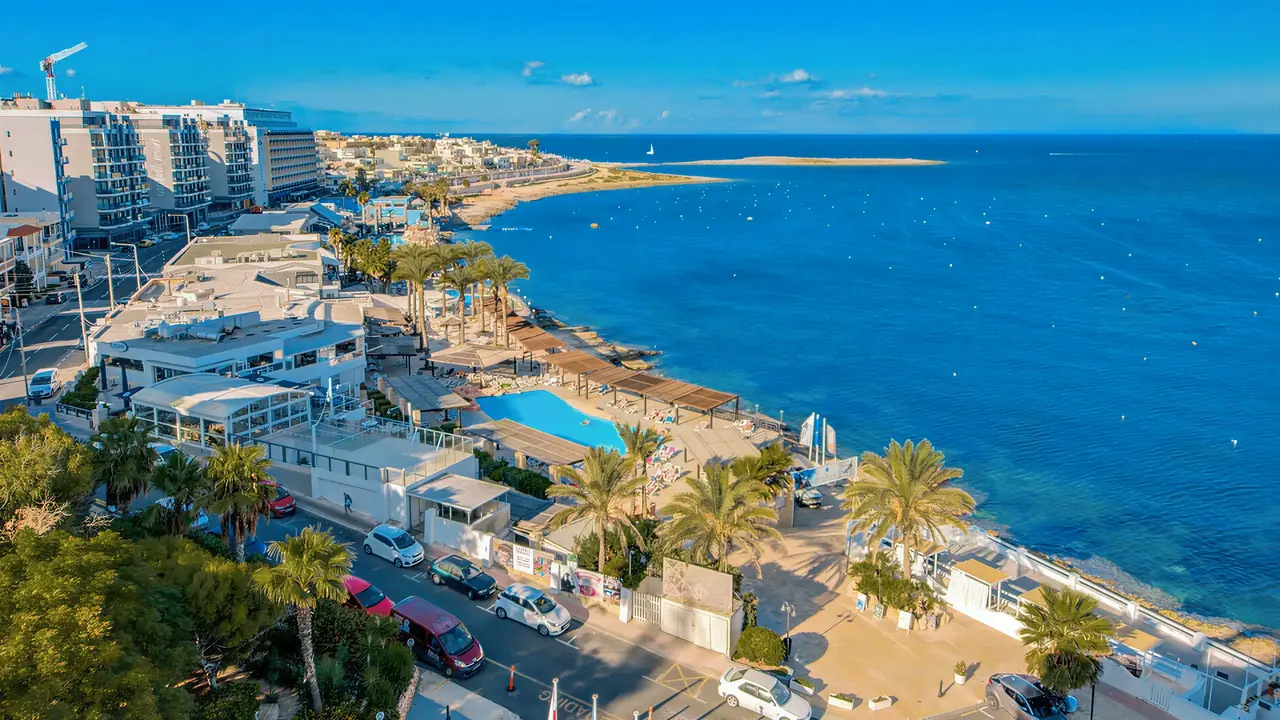 Widok z lotu ptaka na AX Sunny Coast Resort & Spa nad morzem