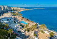 Widok z lotu ptaka na AX Sunny Coast Resort & Spa nad morzem