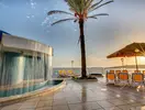 Basen i leżaki w AX Sunny Coast Resort & Spa