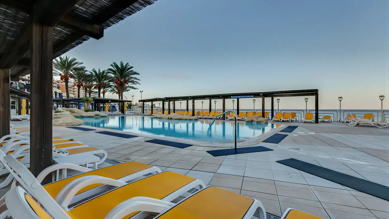 Basen z leżakami w AX Sunny Coast Resort & Spa
