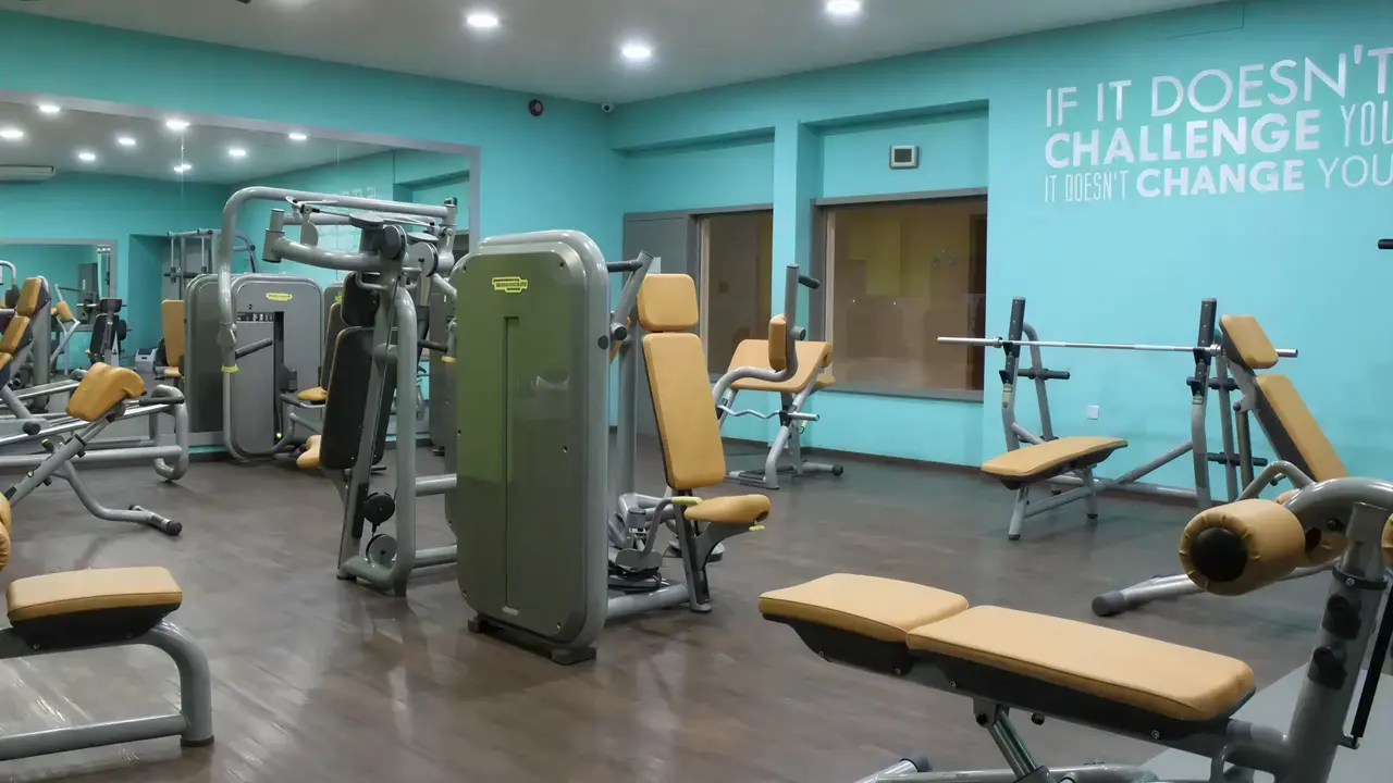 Siłownia z nowoczesnym sprzętem w AX Sunny Coast Resort & Spa