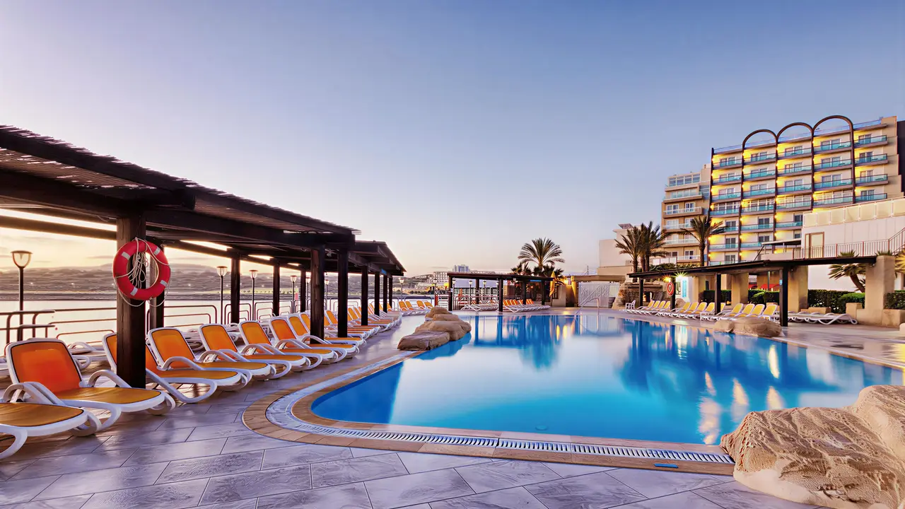 Basen z leżakami w hotelu AX Sunny Coast Resort & Spa