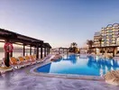 Basen z leżakami w hotelu AX Sunny Coast Resort & Spa