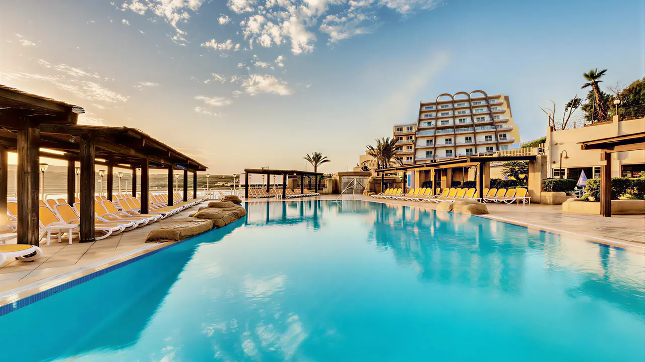 Basen z leżakami w AX Sunny Coast Resort & Spa