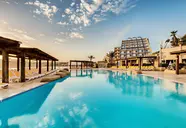 Basen z leżakami w AX Sunny Coast Resort & Spa