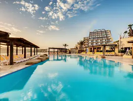 Basen z leżakami w AX Sunny Coast Resort & Spa