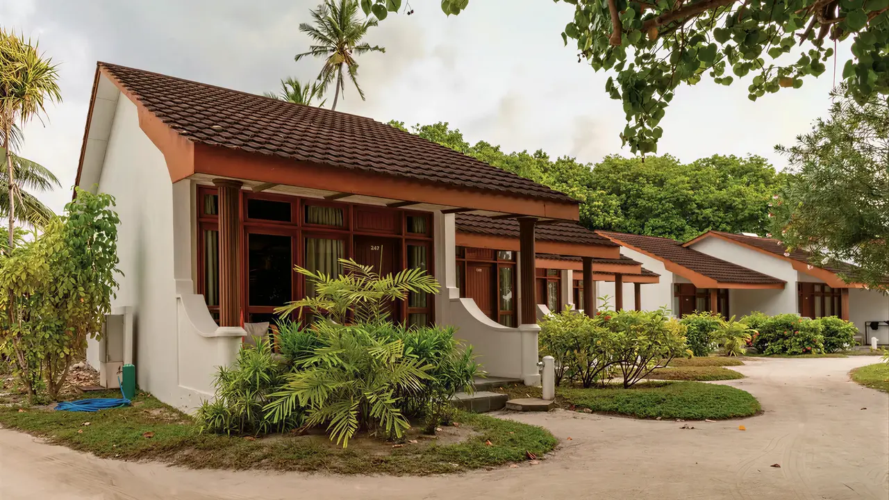 Budynki apartamentów w Bandos Maldives otoczone roślinnością