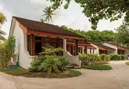 Budynki apartamentów w Bandos Maldives otoczone roślinnością