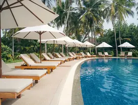 Basen i leżaki z parasolami w Bandos Maldives