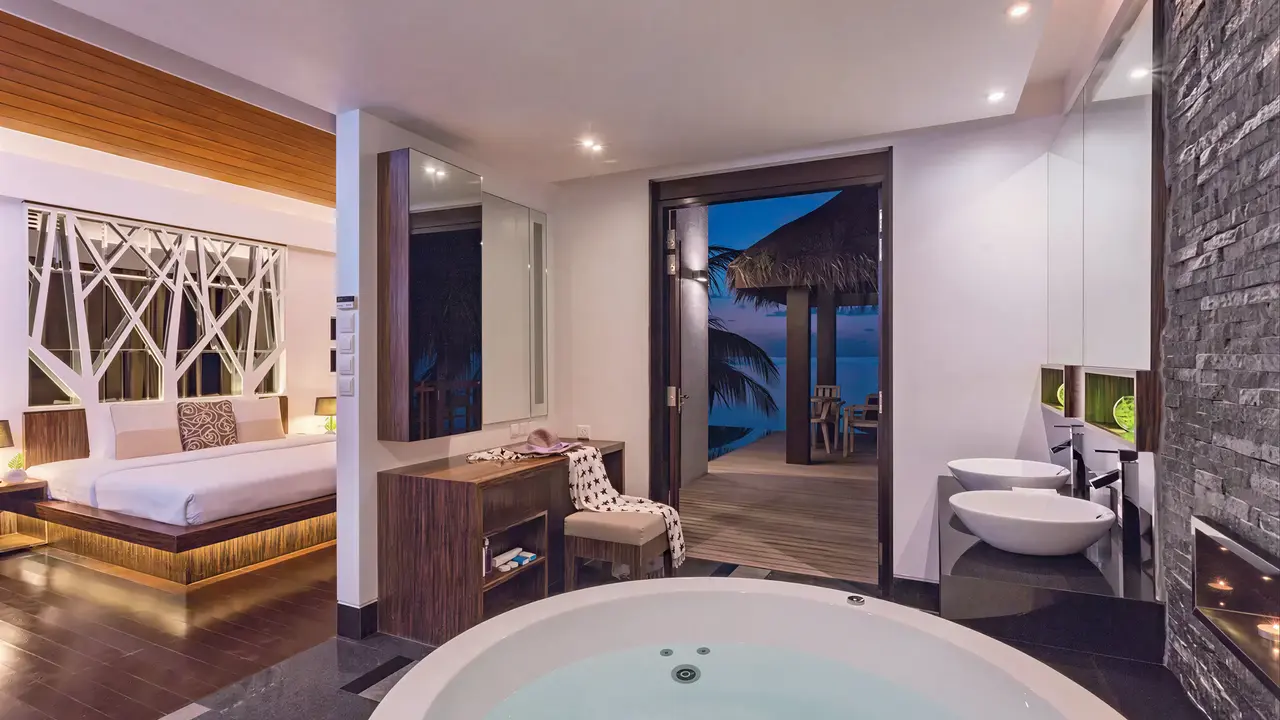Nowoczesny pokój z jacuzzi w Bandos Maldives
