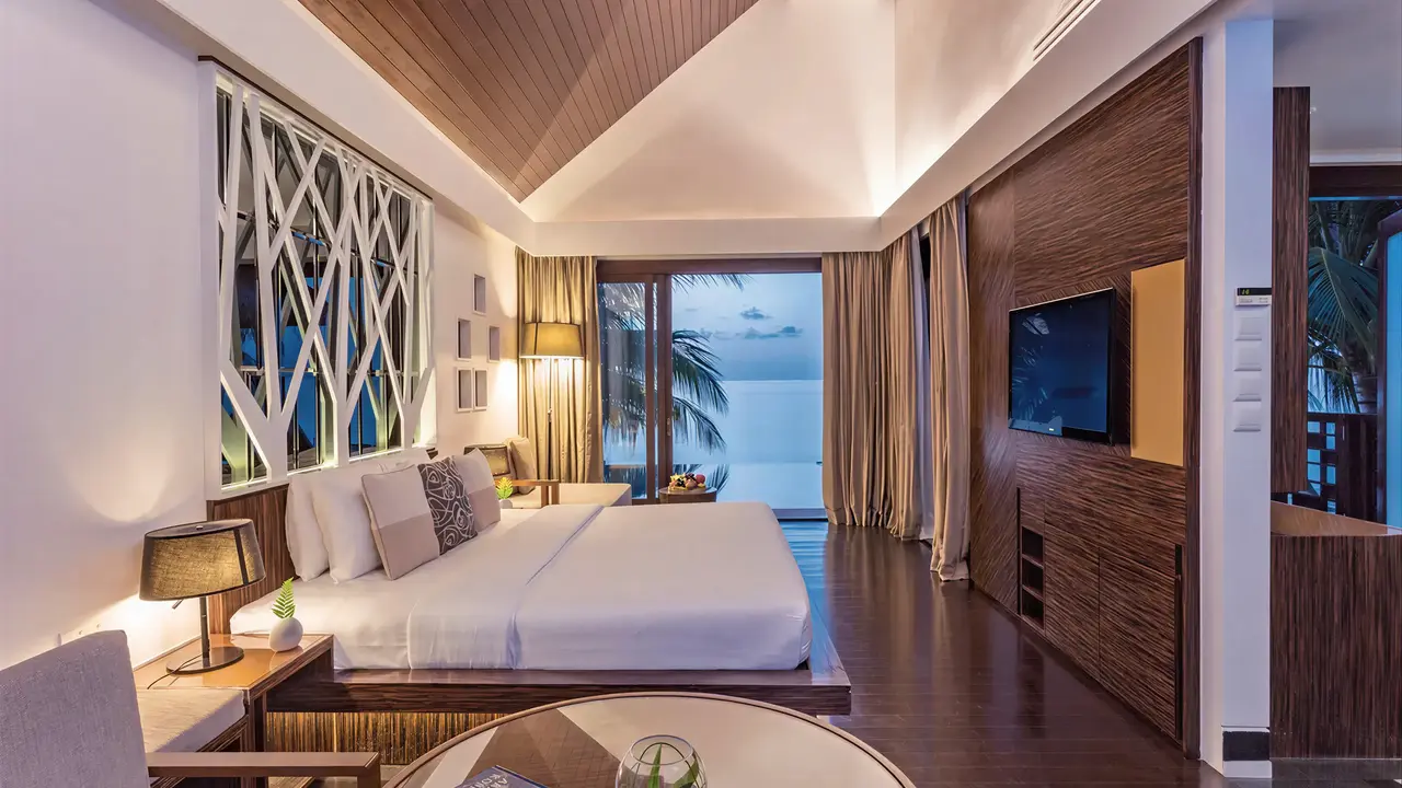 Sypialnia w hotelu Bandos Maldives z widokiem na morze