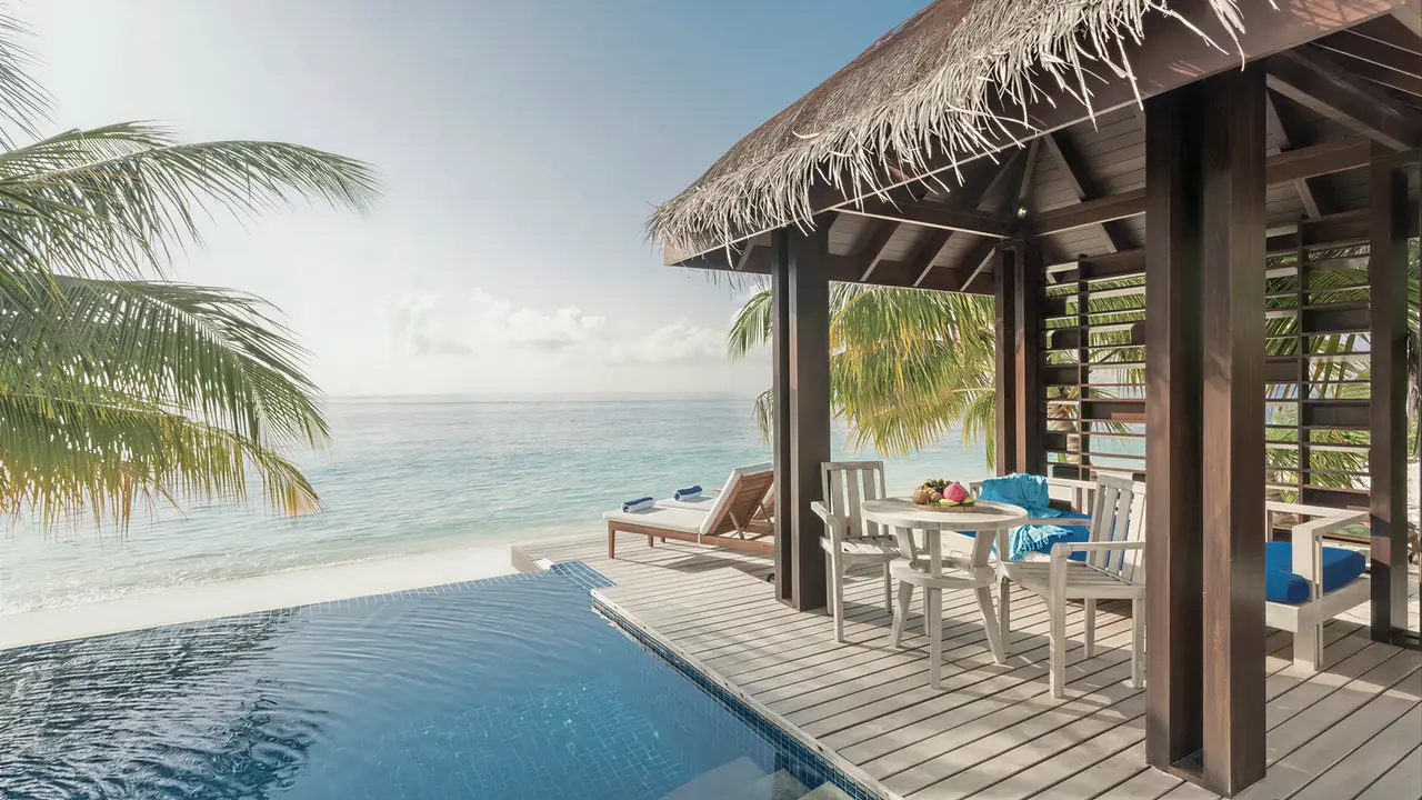 Prywatny taras z basenem w Bandos Maldives