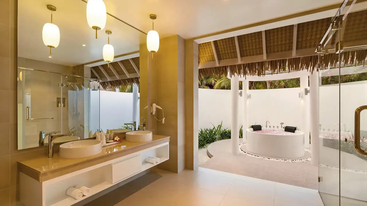 Nowoczesna łazienka w Bandos Maldives z wanną