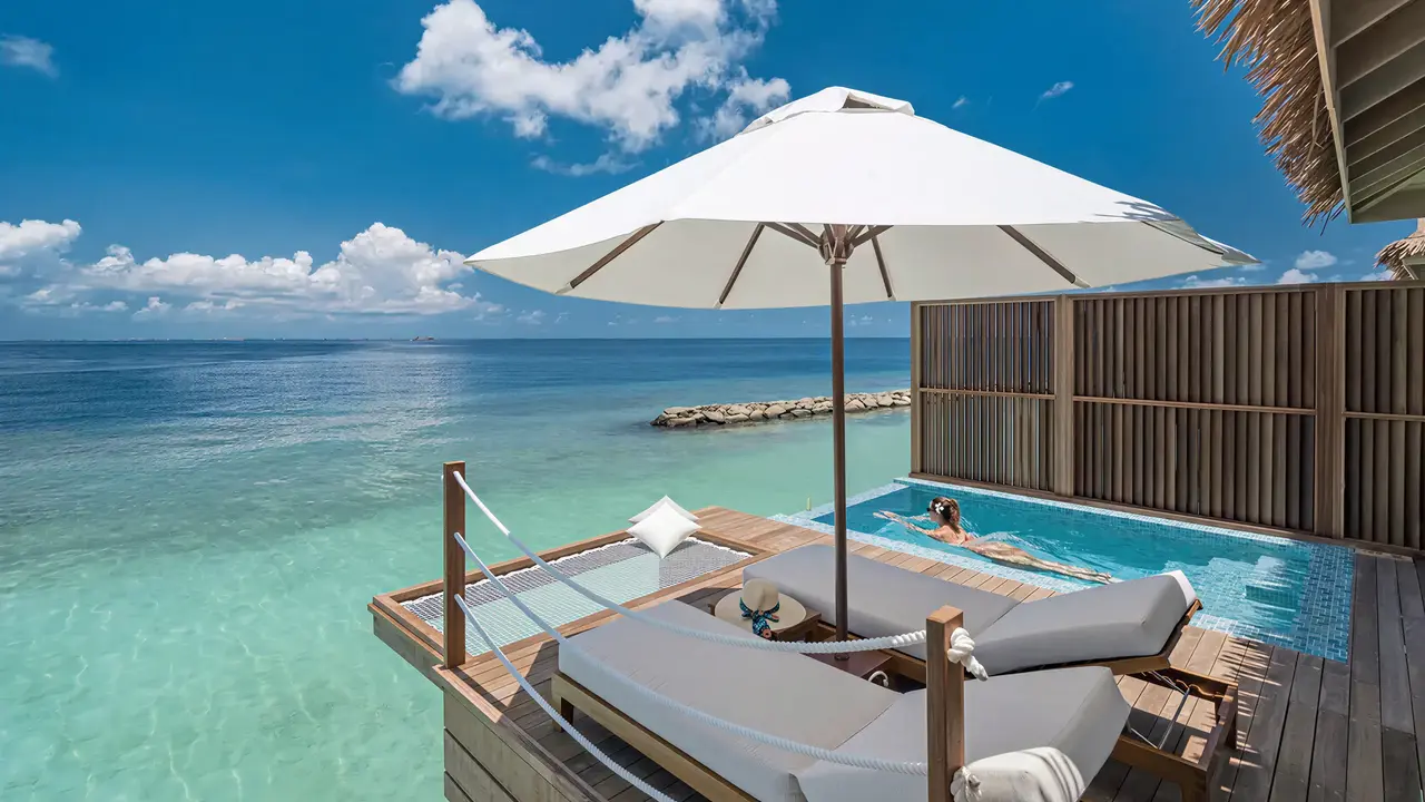 Prywatny taras z basenem w Bandos Maldives