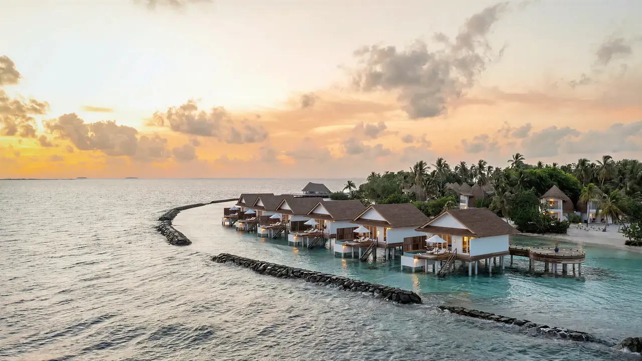 Widok na kompleks Bandos Maldives nad wodą