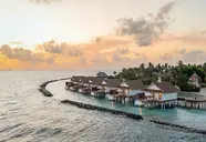 Widok na kompleks Bandos Maldives nad wodą