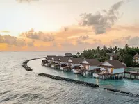 Widok na kompleks Bandos Maldives nad wodą