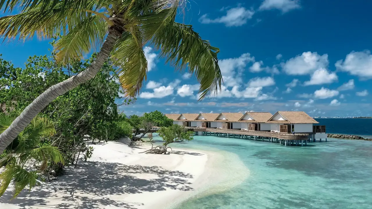 Widok na kompleks Bandos Maldives nad turkusową wodą