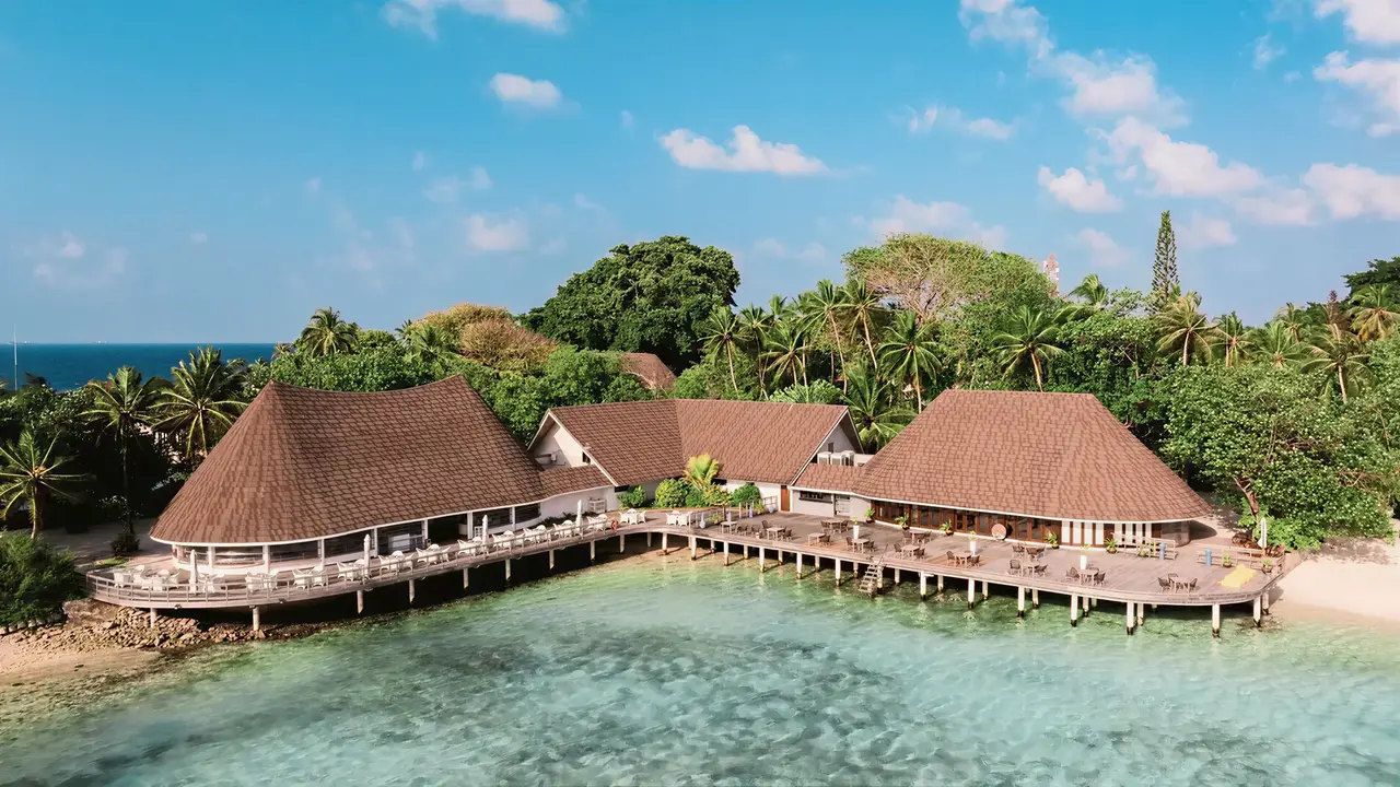Widok na kompleks budynków Bandos Maldives nad wodą