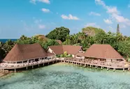 Widok na kompleks budynków Bandos Maldives nad wodą