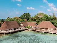 Widok na kompleks budynków Bandos Maldives nad wodą
