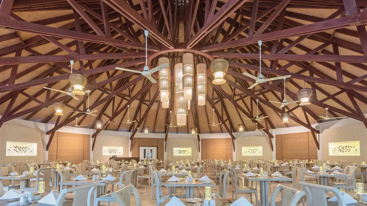Restauracja w Bandos Maldives z ustawionymi stolikami