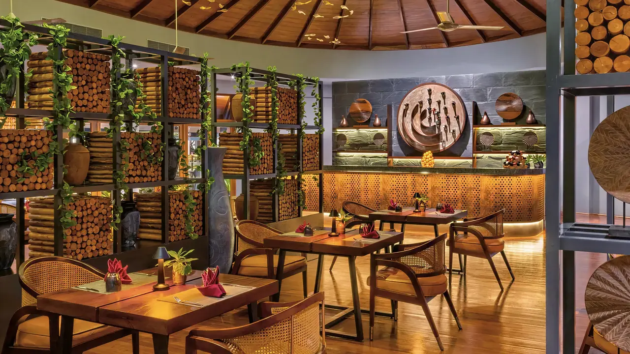 Restauracja w Bandos Maldives z drewnianymi stołami
