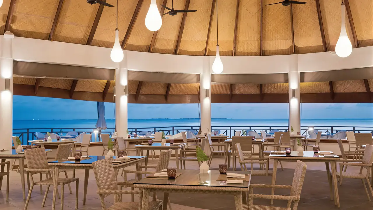 Restauracja w Bandos Maldives z widokiem na morze