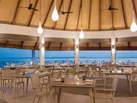 Restauracja w Bandos Maldives z widokiem na morze