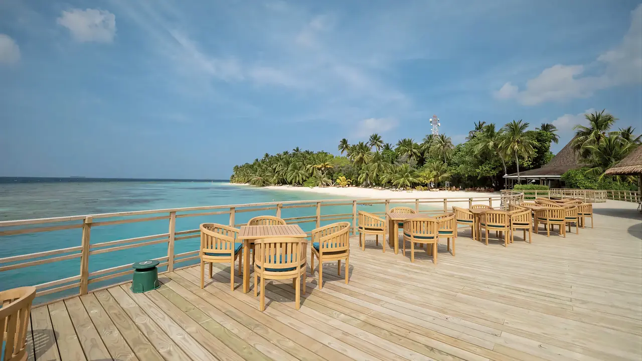 Drewniany taras przy plaży w Bandos Maldives