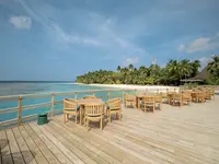 Drewniany taras przy plaży w Bandos Maldives
