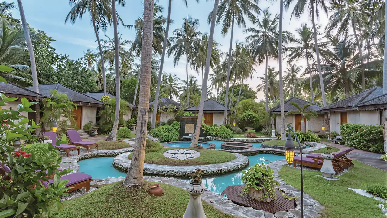 Widok na kompleks budynków i baseny Bandos Maldives