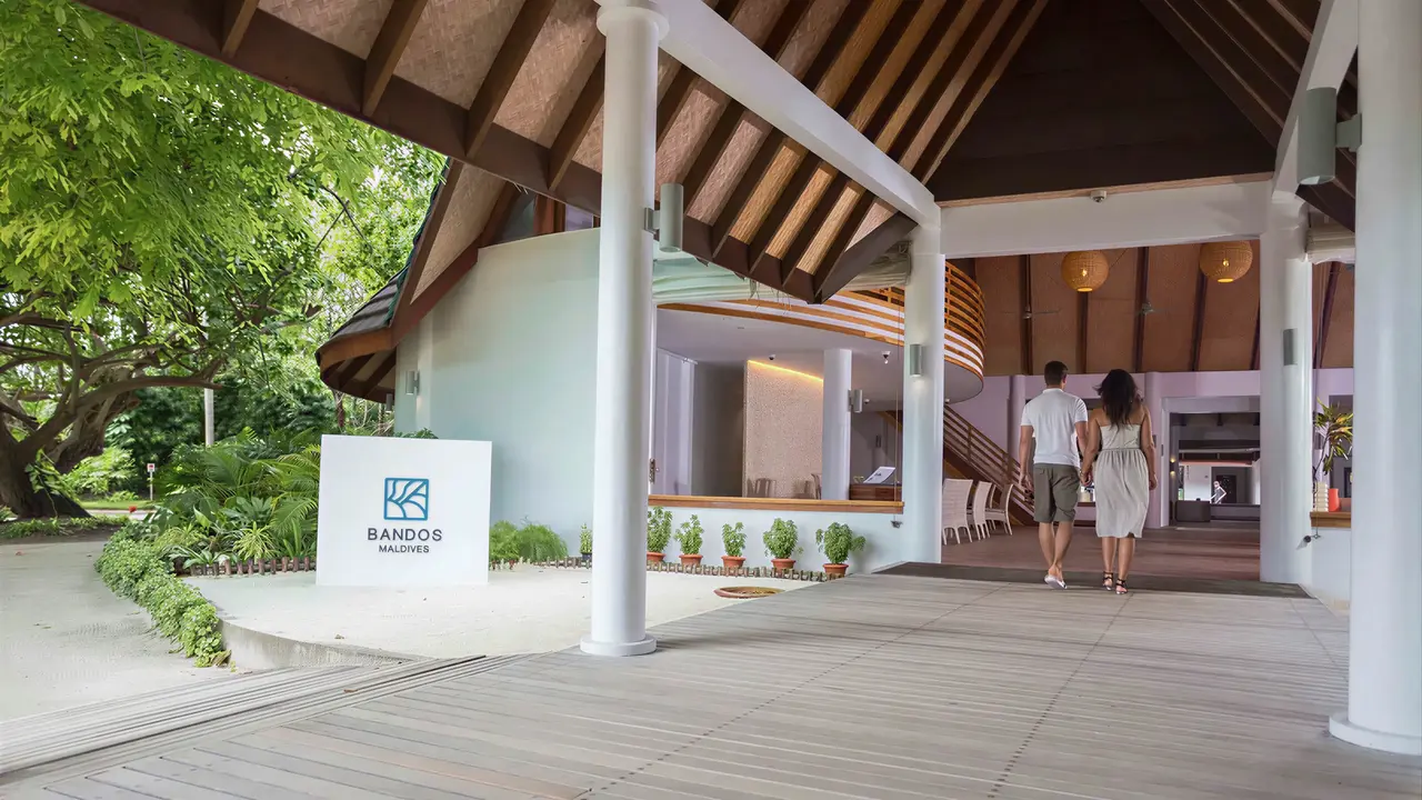 Wejście do Bandos Maldives z drewnianym podestem