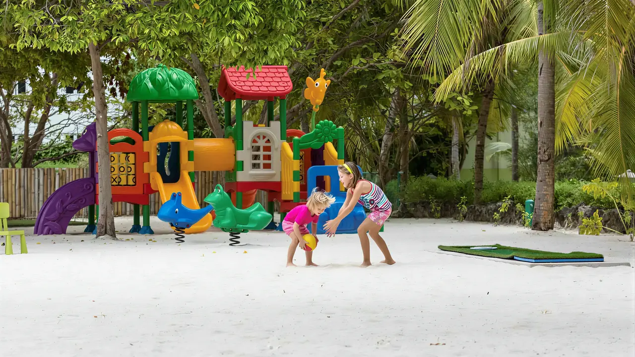 Dzieci bawiące się na placu zabaw Bandos Maldives