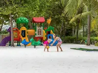 Dzieci bawiące się na placu zabaw Bandos Maldives