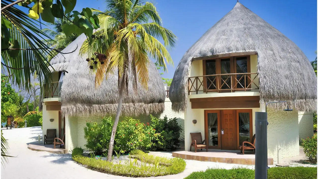 Budynki z krytymi strzechą dachami w Bandos Maldives