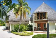 Budynki z krytymi strzechą dachami w Bandos Maldives