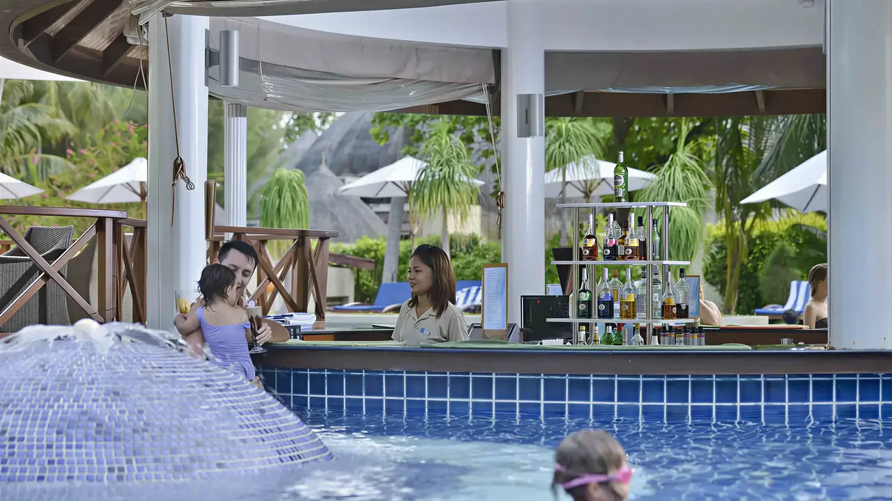 Bar przy basenie w Bandos Maldives