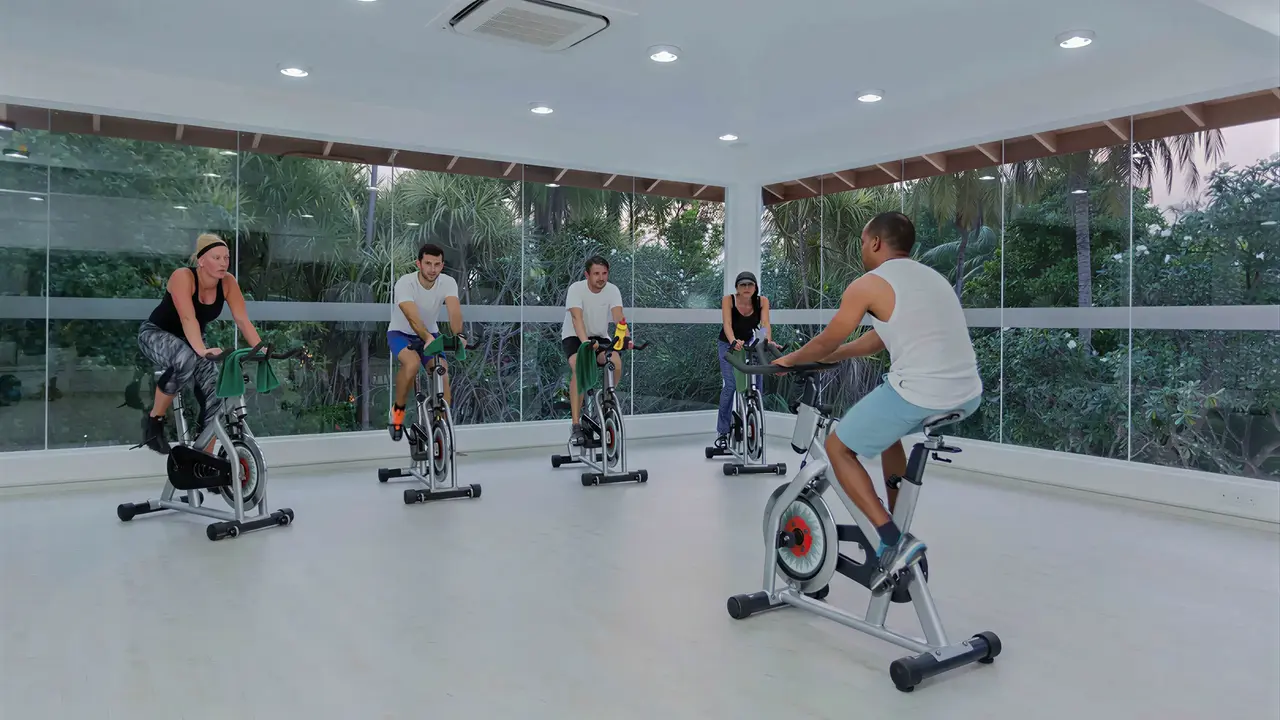 Krótki trening na rowerach w Bandos Maldives