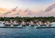 Widok na kompleks Bandos Maldives z domkami na wodzie