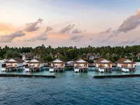 Widok na kompleks Bandos Maldives z domkami na wodzie