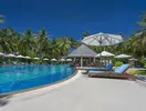 Basen z leżakami i parasolami w Bandos Maldives