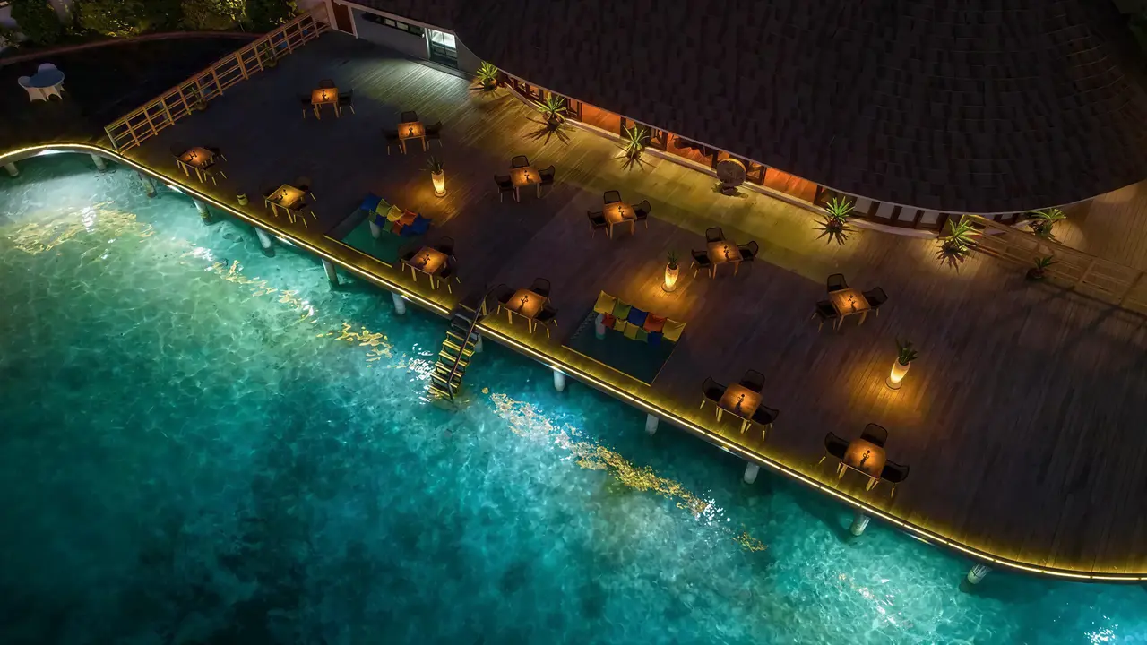 Wieczorna restauracja nad wodą w Bandos Maldives