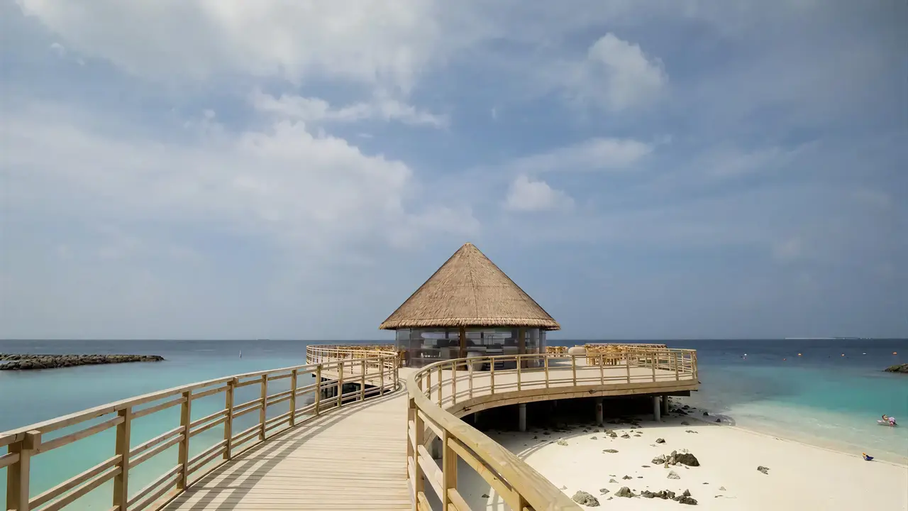 Drewniany pomost i pawilon w Bandos Maldives