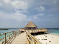 Drewniany pomost i pawilon w Bandos Maldives